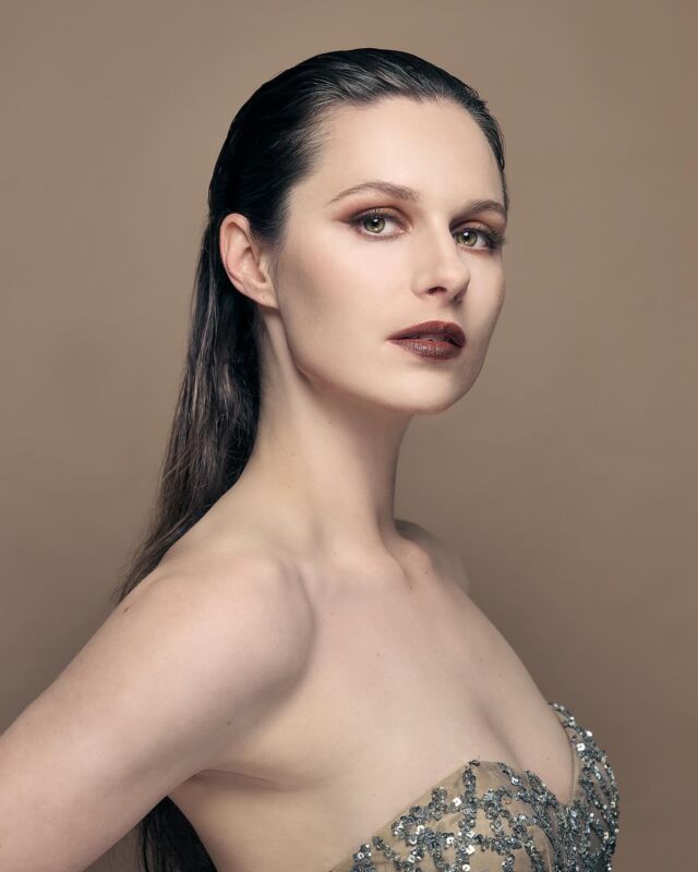 Portrait of Stunning Saskia 
MUA: @peipiepoemua 
Photo: @forough_photo 
.
Ready to capture your family’s story? Book your session, and let’s create beautiful memories together.
👇🏻👇🏻👇🏻
Phone: 0413 712 557
Email: info@fyphotography.com.au

.
.
.
.
#melbourne #melbournephotographer #melbournelife #melbournegirls #melbournephotographer #melbournestudio #melbournephotography #camberwell #womeninspiringwomen #womenfashion #womenempoweringwomen #womeninbusiness #beauty #luxuryportfolio #luxury #chic #glamourshots #glamourous #glamourmakeup #melbournemua #womenstyle